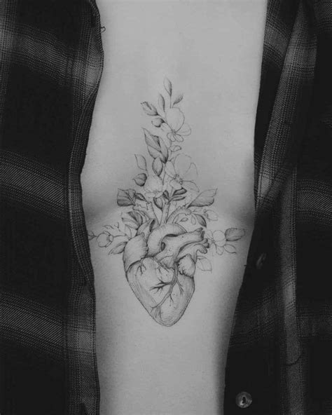 tatuajes para mujeres entre los senos|Tatuajes en el pecho: 25 diseños en HD que no has。